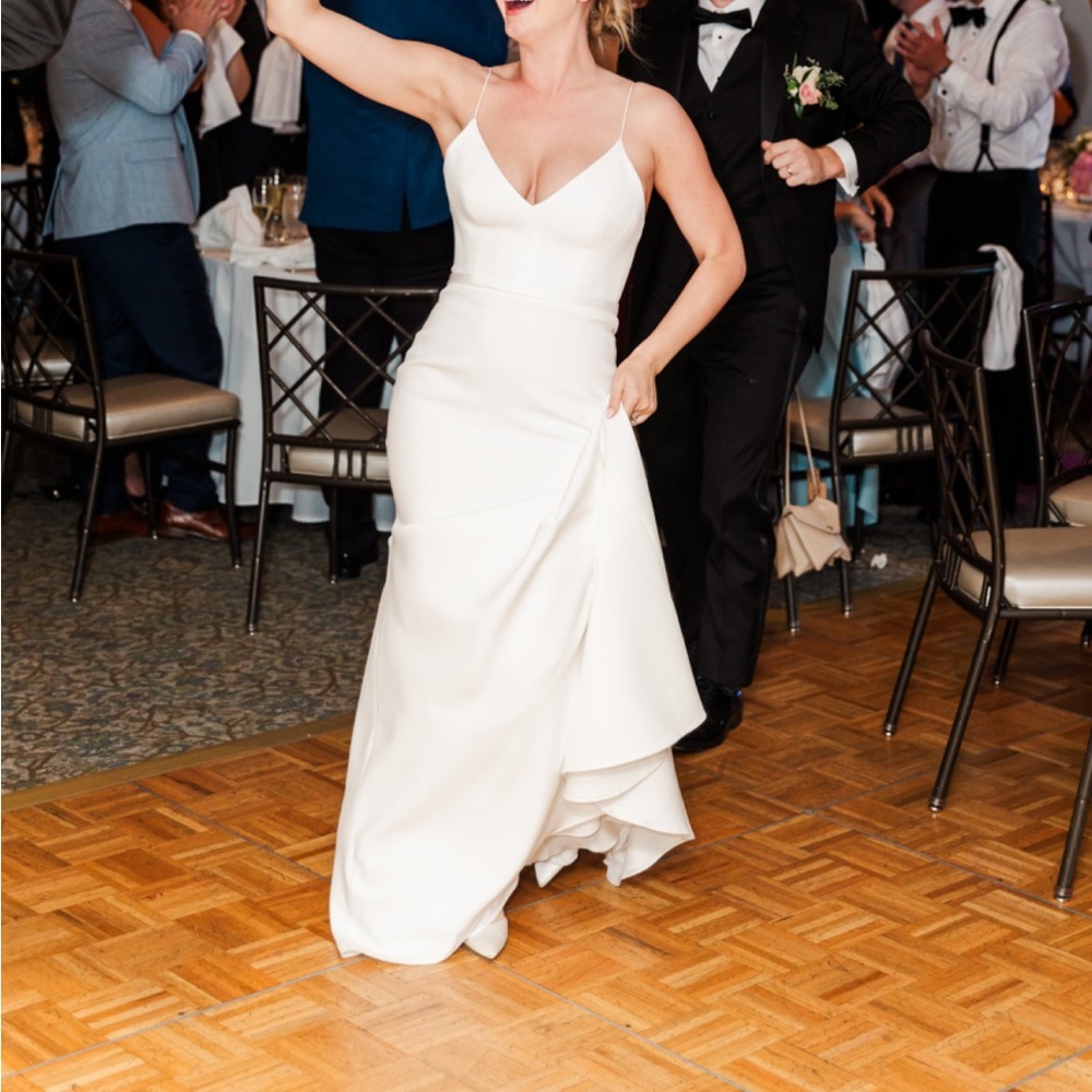 Alex Perry Wedding Dress. Size 10 <US 4> no adjustments on body.